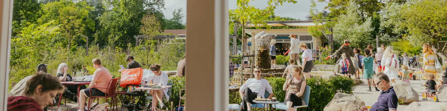 naar buiten kijken terras fontein zitten in de zon