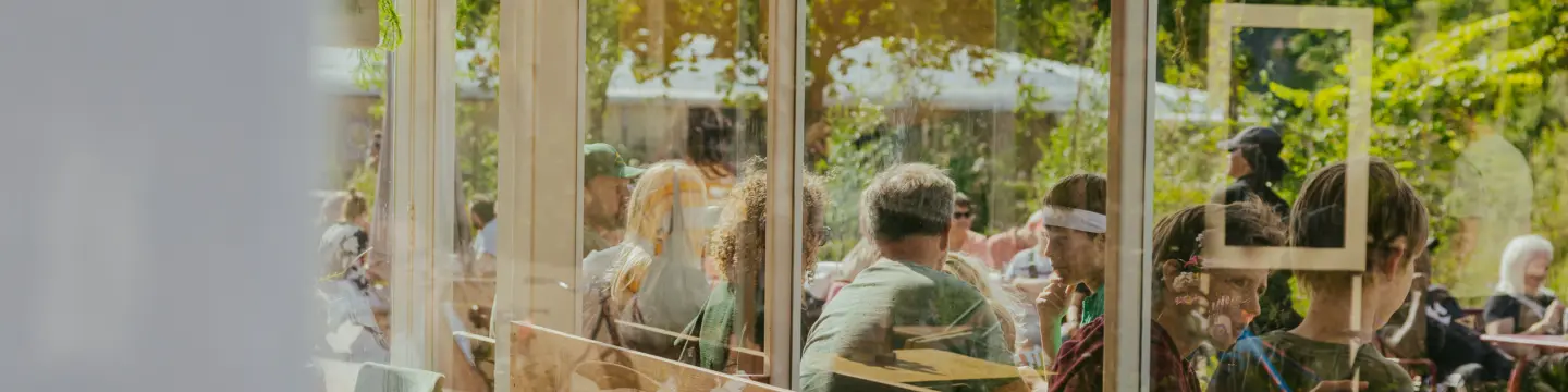 uitzicht binnen naar buiten bakkum bites restaurant terras