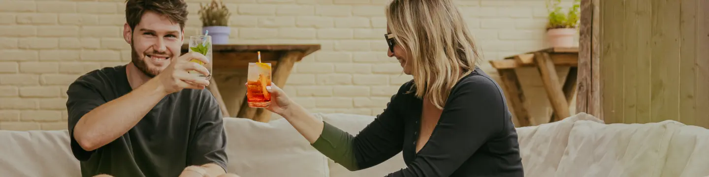 proost met cocktail op het terras