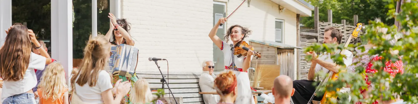 luisteren naar een bandje op het terras in de zon