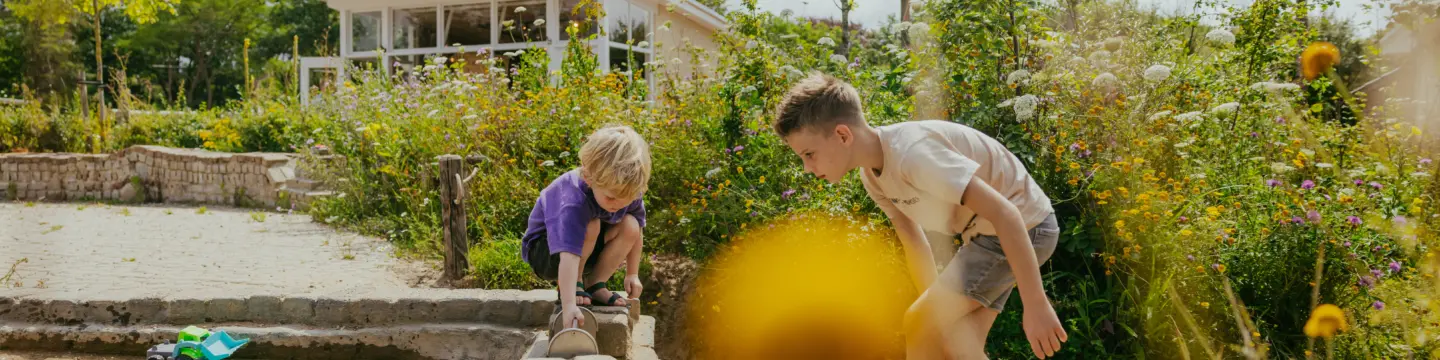 bloemen zomer lente ontmoetingsplein jongetjes spelen bij de fontein