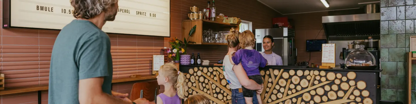 gezin bestellen aan de bar familie takeaway afhalen bestelling