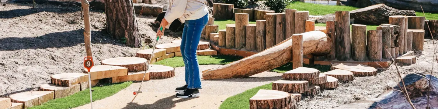 minigolf spelen in het bos op camping bakkum bij bakkum bites golfbaan hole in one