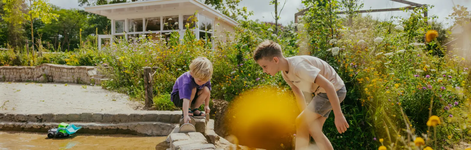 bloemen zomer lente ontmoetingsplein jongetjes spelen bij de fontein