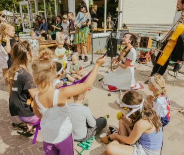 kinderen om zangeres met livemuziek plein bites bakkum bites camping bakkum