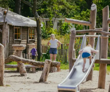 spelen in de speeltuin glijbaan schommel verhalenhuisje eeki de eekhoorn