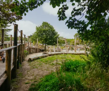 loopbrug bij de speeltuinen met uitzicht op het ontmoetingsplein