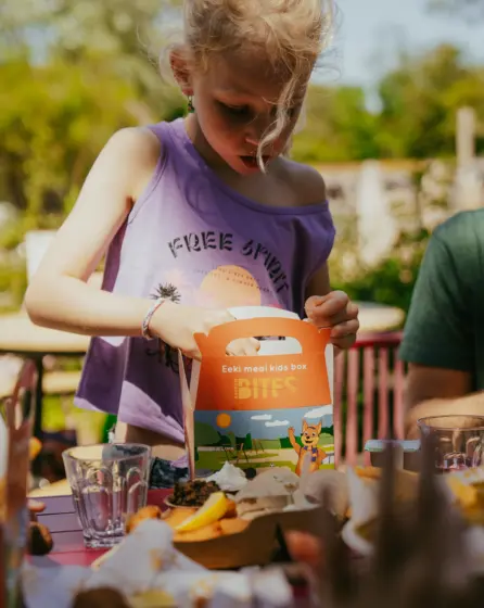 eeki meal is een kids box met patat snack en verrassing