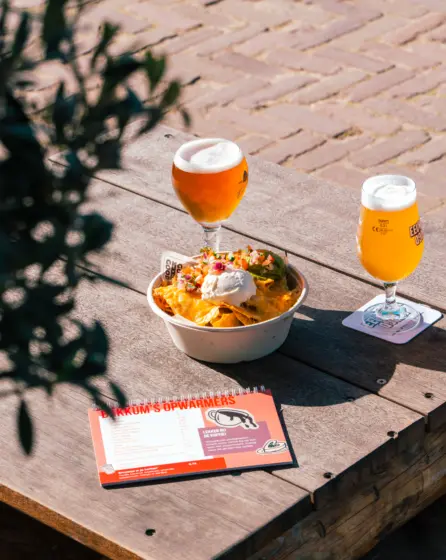 Speciaal bier en nachos op terras
