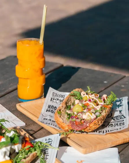 Frisse cocktail en broodje op terras