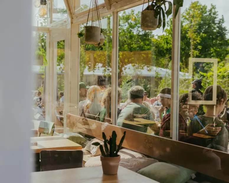uitzicht binnen naar buiten bakkum bites restaurant terras