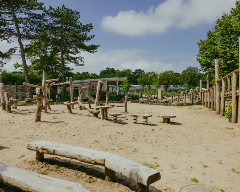 overzichtsfoto van de speeltuin bij bakkum bites op het ontmoetingsplein