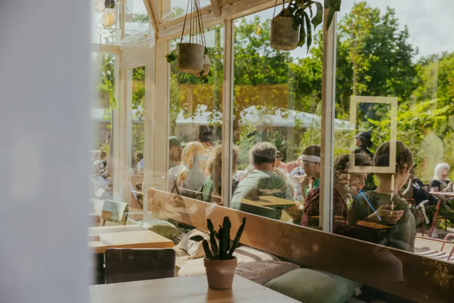 uitzicht binnen naar buiten bakkum bites restaurant terras