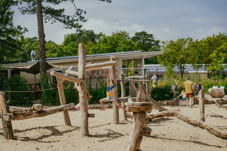 spelen in de speeltuinen bij bakkum bites